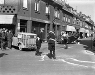 350254 Afbeelding van een aanrijding tussen twee auto's op de hoek van de Kievitstraat en de Koekoekstraat (rechts) te ...